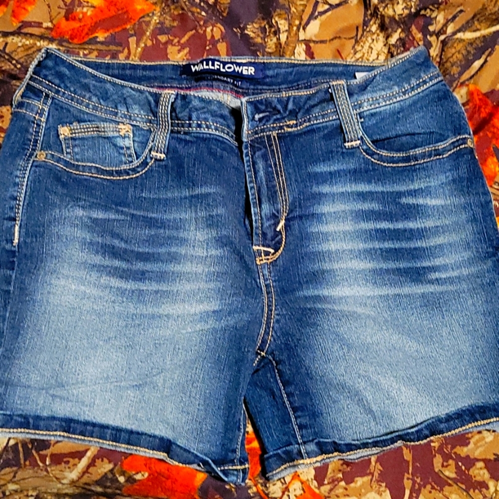 Wallflower shorts